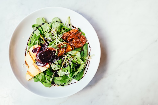 Foto gratuita foie gras con ensalada de verduras