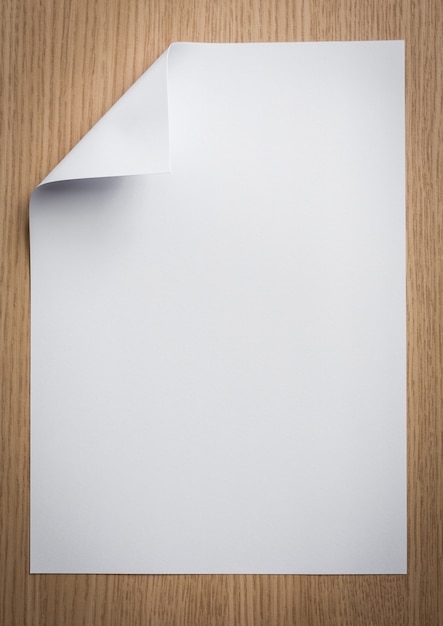 Folio de papel con una esquina doblada