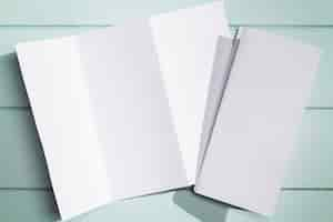 Foto gratuita folleto plegable de papel blanco plano