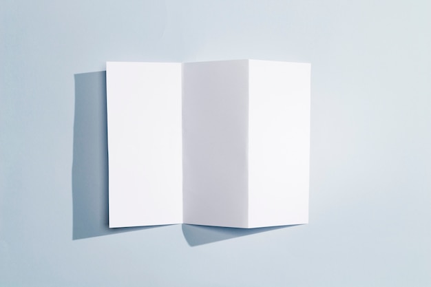 Foto gratuita folleto plegable desde la vista superior de papel blanco