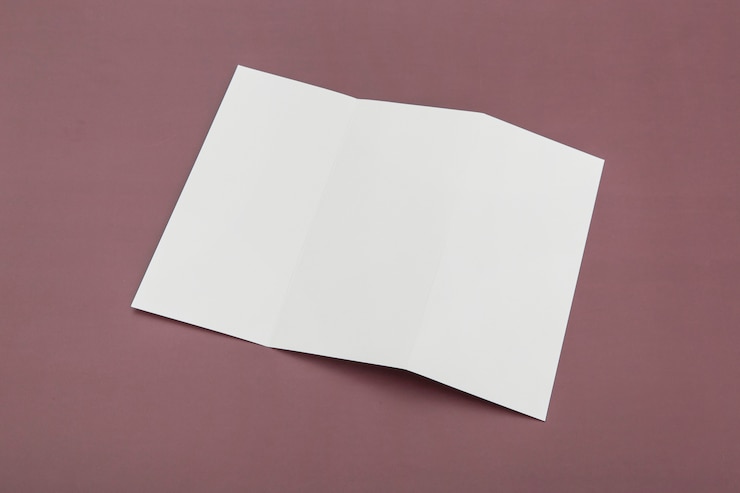 Foto gratuito folleto tríptico sobre escritorio