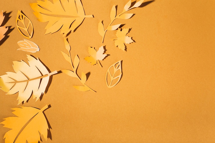 Foto gratuito folletos de papel amarillo en la mesa marrón