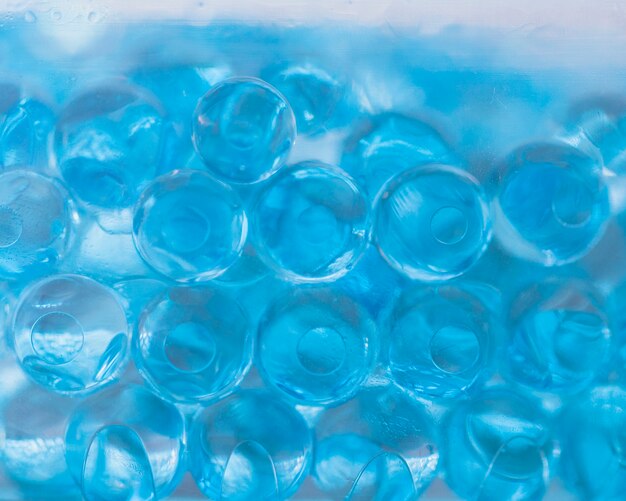 Fondo abstracto de bolas de hidrogel azul translúcido
