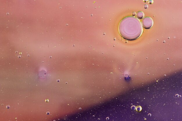 Fondo abstracto colorido con burbujas de aceite flotando en el agua