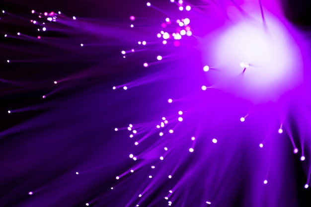 Fondo abstracto de luces de fibra óptica violeta
