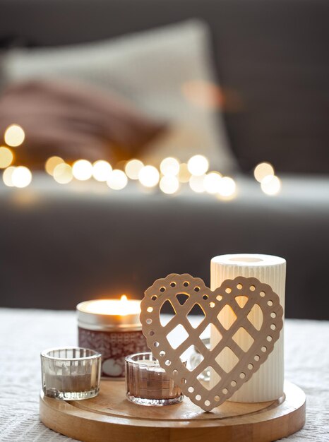 Fondo acogedor para el día de San Valentín con corazón decorativo y velas