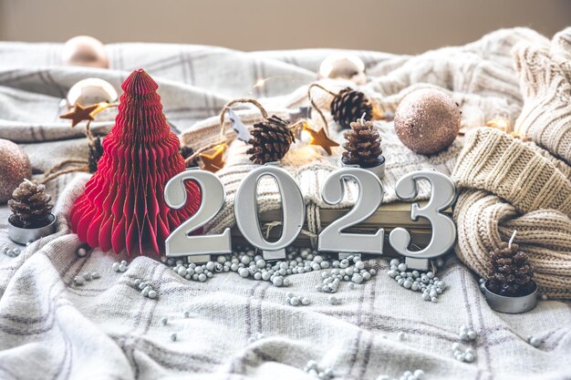 Fondo acogedor navideño con números 2023 y detalles de decoración