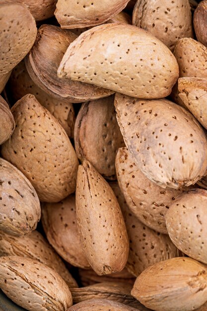 Fondo de almendras con cáscara vista cercana