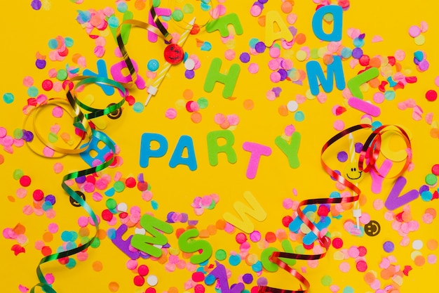 Fondo amarillo con confeti donde pone "party"
