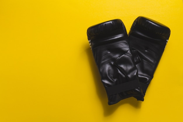 Fondo amarillo con guantes de boxeo