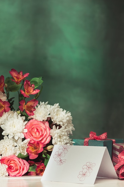 Fondo de amor con rosas rosadas, flores, regalo en la mesa