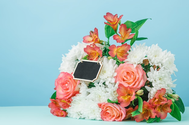 Fondo de amor con rosas rosadas, flores, regalo en la mesa