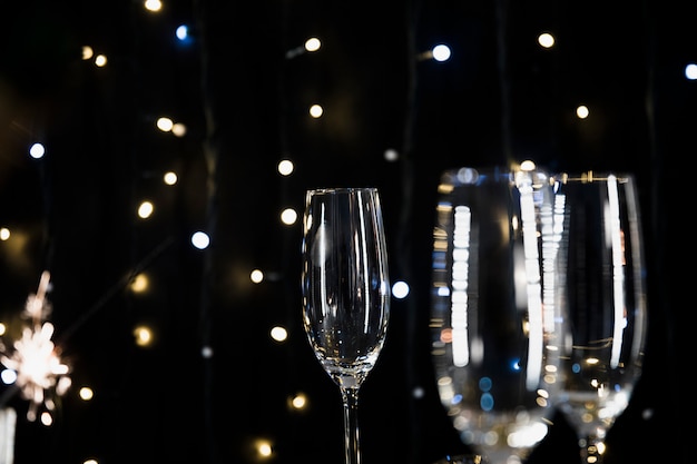 Fondo de año nuevo con vasos de champán