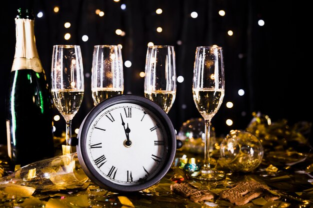 Fondo de año nuevo con vasos de champán