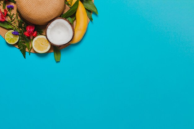 Fondo azul con decoración de frutas  y sombrero 