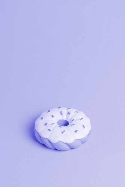 Fondo azul con donut isometrico