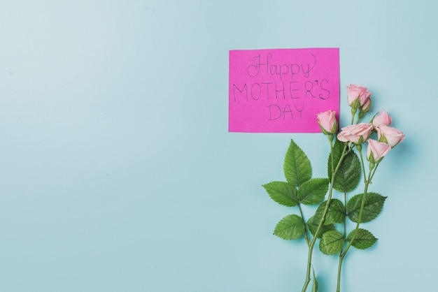 Fondo azul con flores y nota para el día de la madre