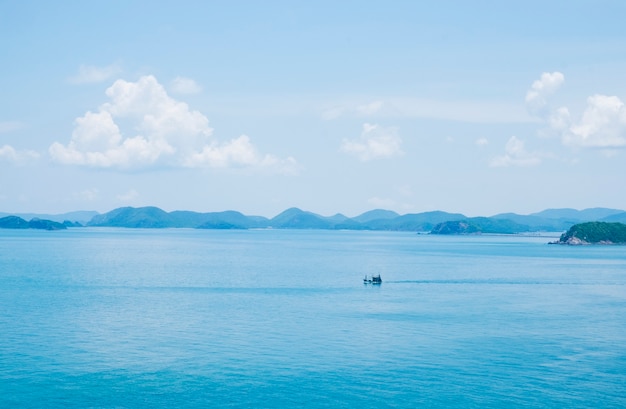 Fondo azul del mar contra el cielo