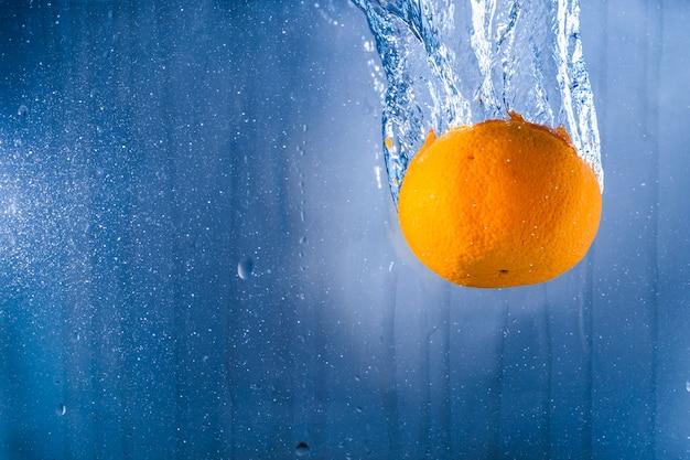 Fondo azul con naranja y agua