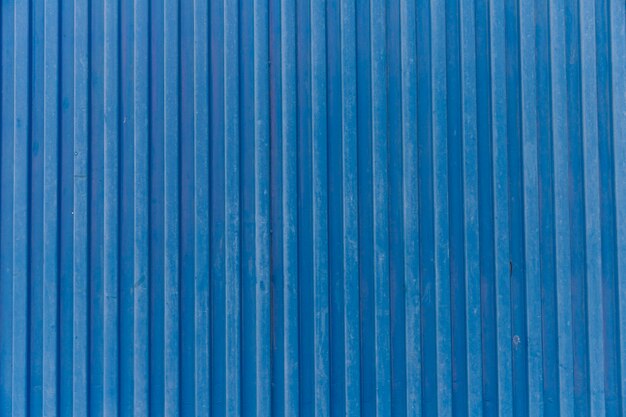 Fondo azul de la tira de metal corrugado