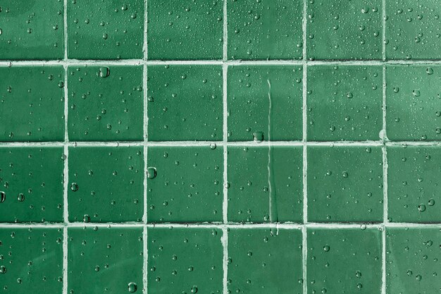 Fondo de azulejos verdes, agua goteando