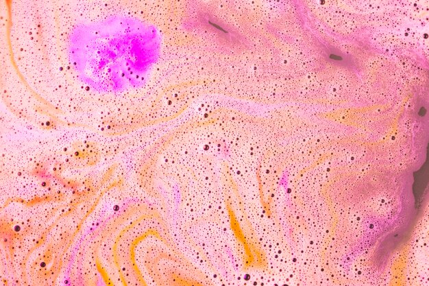 Fondo de baño con textura de espuma de bomba de baño rosa
