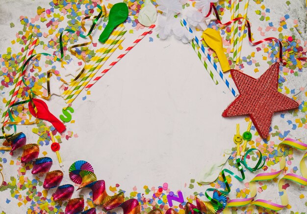 Fondo blanco con decoración de fiesta y una estrella roja