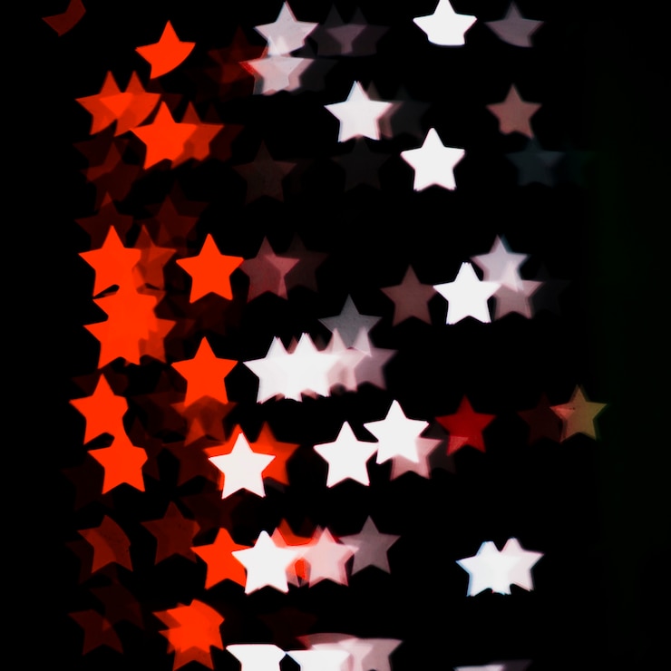 Foto gratuito fondo bokeh con luces rojas y blancas en forma de estrellas