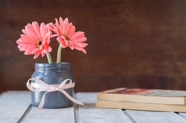 Fondo bonito con libro y flores