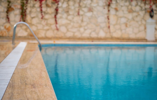 Fondo borroso abstracto piscina al aire libre en clima lluvioso temporada de lluvias Fondo de verano borroso para la fiesta en la piscina del hotel resort