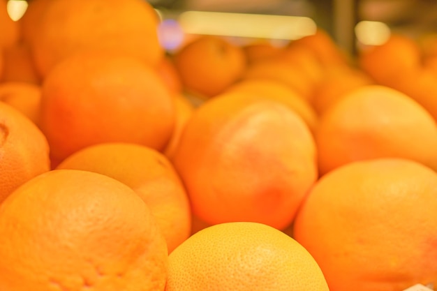 Fondo borroso del estante con fondo de naranjas e idea de salpicadura para publicidad o tienda