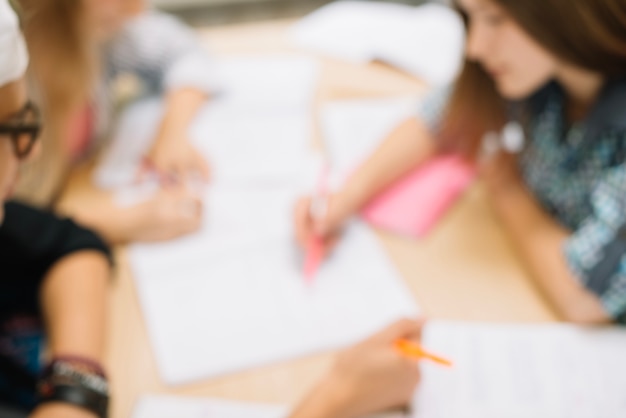 Fondo borroso de los estudiantes que estudian