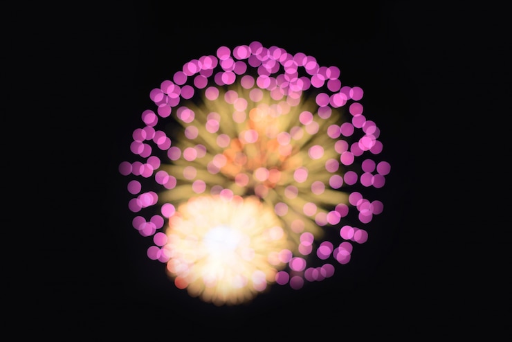 Foto gratuito fondo borroso: fuegos artificiales coloridos en el cielo negro, imagen filtrada vintage.