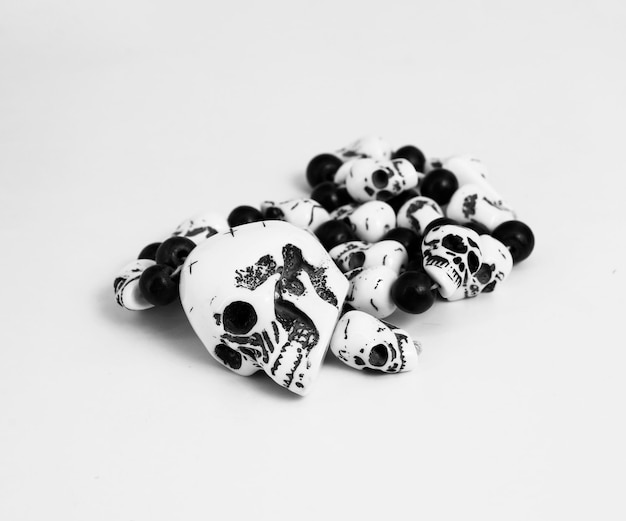 Fondo de brazalete de calavera de joyería con lugar para banner de texto Accesorios de moda