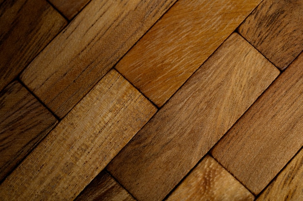 El fondo de cada pieza de madera está dispuesto en filas.