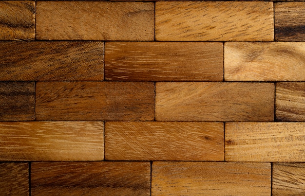 El fondo de cada pieza de madera está dispuesto en filas.
