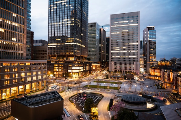 Fondo de la calle moderna de Tokio