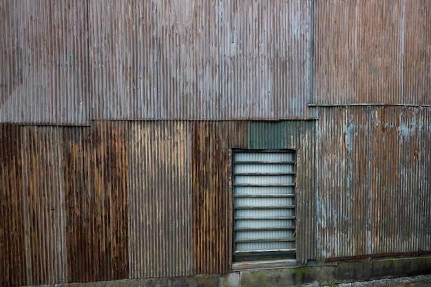 Fondo de casa abandonada con paredes oxidadas