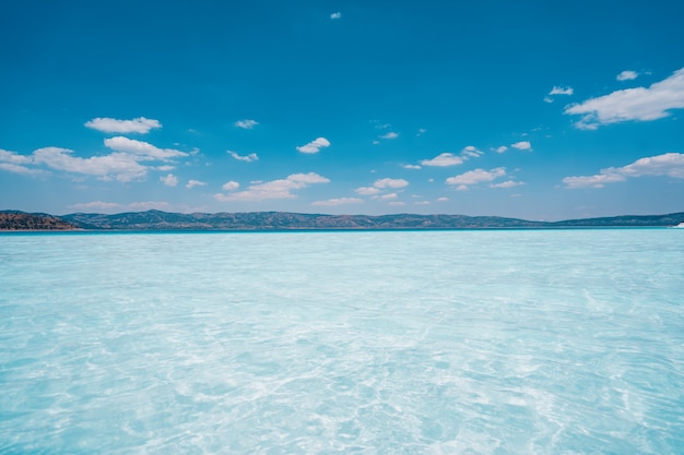 Fondo de cielo azul y mar.