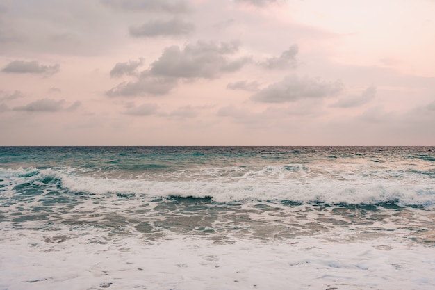 Foto gratuita fondo de cielo azul y mar.