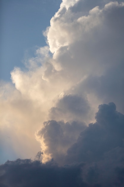 Foto gratuita fondo de cielo azul con nubes blancas