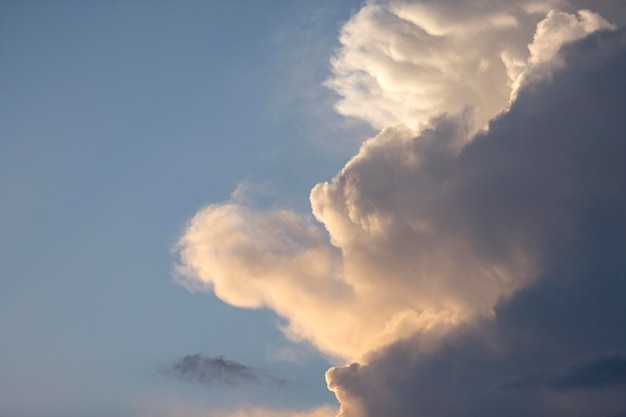 Fondo de cielo azul con nubes blancas