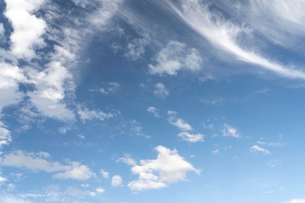 Foto gratuita fondo de cielo azul con nubes blancas