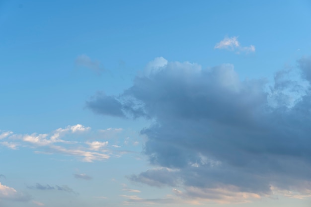 Foto gratuita fondo de cielo azul con nubes blancas