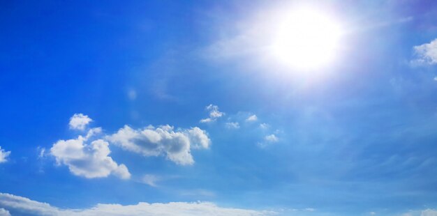 Fondo de cielo azul con nubes