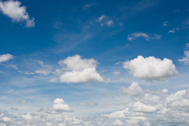 Fondo de cielo azul con nubes