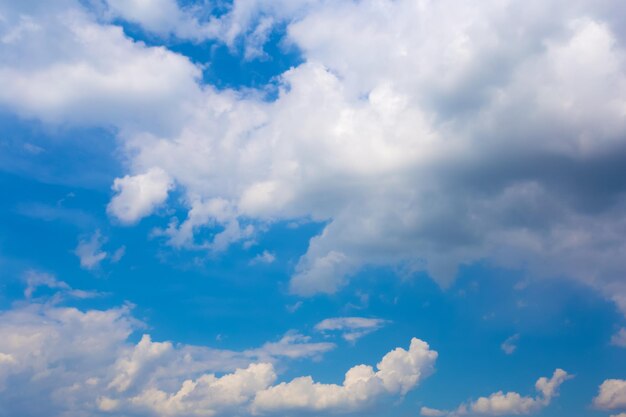 Fondo de cielo azul y nubes