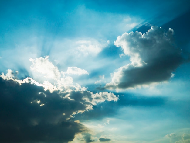 Fondo de cielo azul oscuro