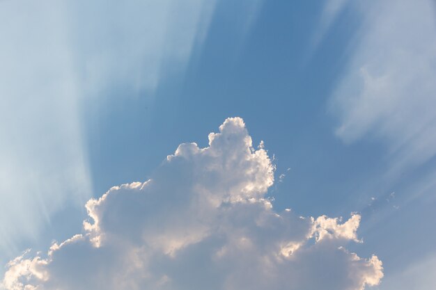 Fondo del cielo de la tarde.