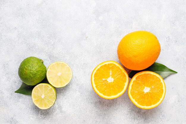 Fondo de cítricos con una variedad de frutas cítricas frescas, limón, naranja, lima